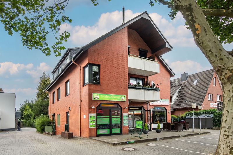 Großzügige  2-Zimmer Dachgeschosswohnung mit Balkon, Wohnküche und KFZ Stellplatz in zentraler Lage